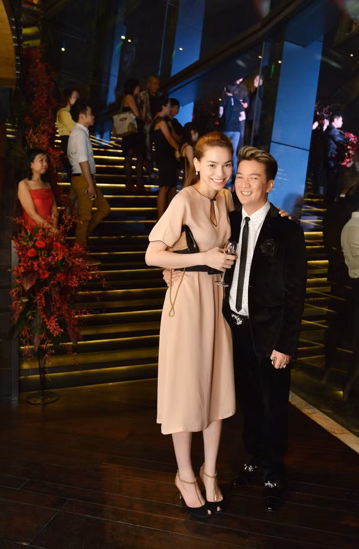 Sau đó hai 2 giám khảo của Theo Voice đứng tạo dáng trước ống kính.