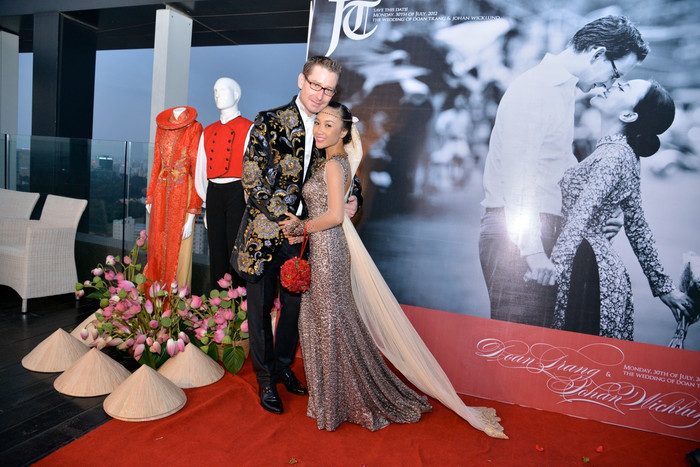 Mối tình của họ là một định mệnh. Cách đây 7 năm, Đoan Trang được mời hát trong một sự kiện ở công ty do Johan Wicklund làm Tổng giám đốc.