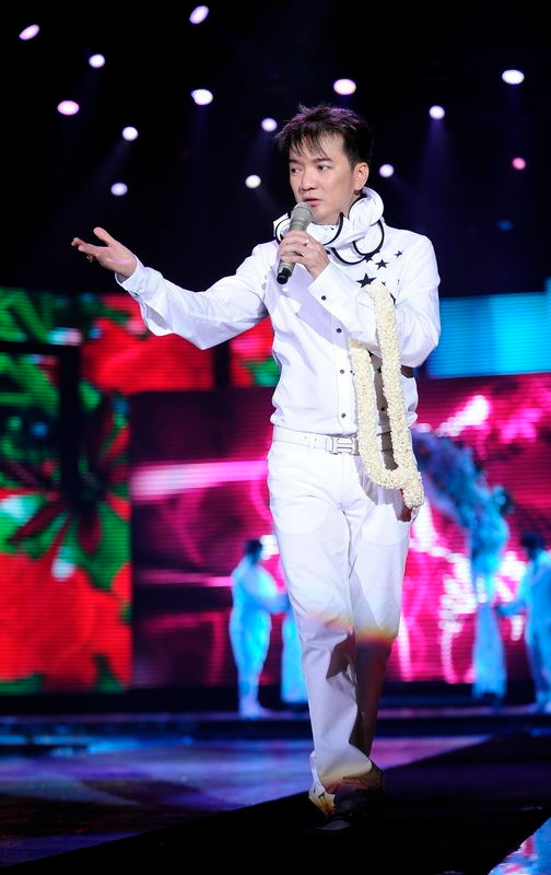 Trong phần kết liveshow, Mr Đàm và đạo diễn Trần Vi My đã biết cách níu kéo khán giả bằng những ca khúc nhạc dance sôi động. Trong phần kết liveshow, Mr Đàm và đạo diễn Trần Vi My đã biết cách níu kéo khán giả bằng những ca khúc nhạc dance sôi động.