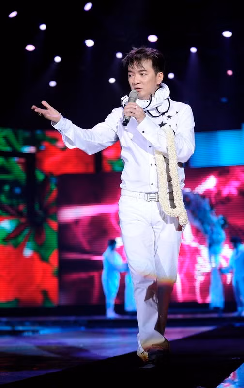 Trong phần kết liveshow, Mr Đàm và đạo diễn Trần Vi My đã biết cách níu kéo khán giả bằng những ca khúc nhạc dance sôi động.