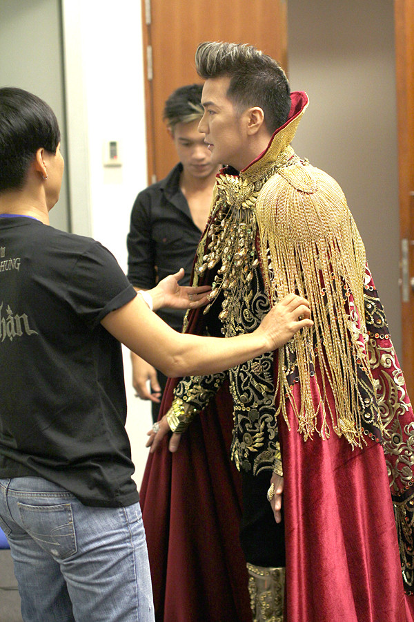 Mặc áo choàng Hoàng đế La Mã, chuẩn bị giờ mở màn liveshow Số phận.