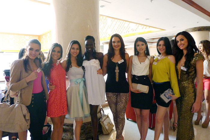 Lợi thế nói tiếng Anh tốt nên Hoàng My đã có thể nói chuyện với các hoa hậu đến từ các quốc gia khác Lợi thế nói tiếng Anh tốt nên Hoàng My đã có thể nói chuyện với các hoa hậu đến từ các quốc gia khác