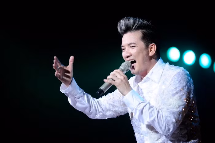 Những giọt mồ hôi đã lấm tấm trên gương mặt Mr Đàm.