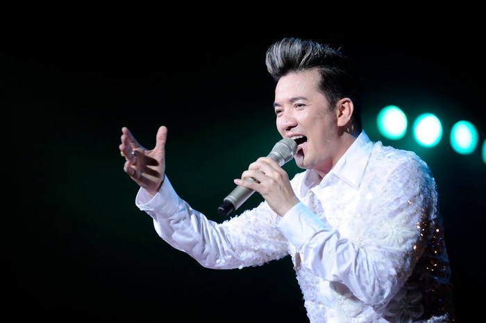 Những giọt mồ hôi đã lấm tấm trên gương mặt Mr Đàm. Những giọt mồ hôi đã lấm tấm trên gương mặt Mr Đàm.