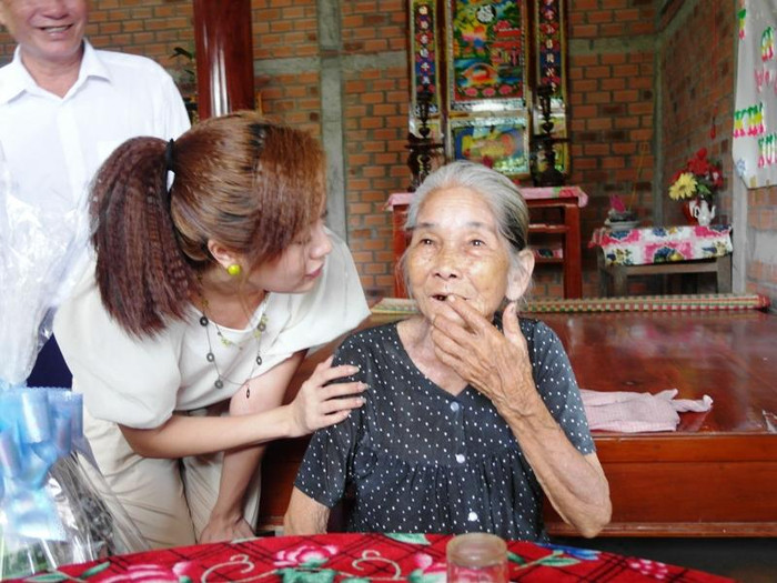 Bà La năm nay 87, rất minh mẫn, vẫn nhận ra cô diễn viên Thanh Thuý: “Má thấy con quen lắm. Hình như má có nhìn con trên truyền hình rồi”. Mọi người rộ lên tràng cười trước câu nói của bà má liệt sỹ. Bà La năm nay 87, rất minh mẫn, vẫn nhận ra cô diễn viên Thanh Thuý: “Má thấy con quen lắm. Hình như má có nhìn con trên truyền hình rồi”. Mọi người rộ lên tràng cười trước câu nói của bà má liệt sỹ.