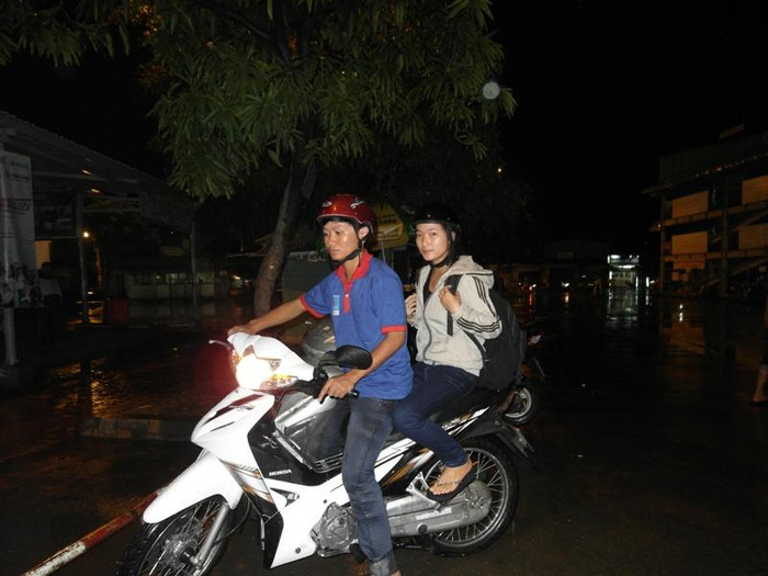 Và tình nguyện viên Nguyễn Thế Tiếng (ĐH SP Kỹ Thuật) đã quyết định đưa thì sinh Nguyễn Thị Kim Vi về khu nhà trọ miễn phí. Xem đáp án môn Vật lí - Xem đáp án môn Toán - Xem đáp án môn Hóa - Xem đáp án môn Ngoại ngữ Khối A1