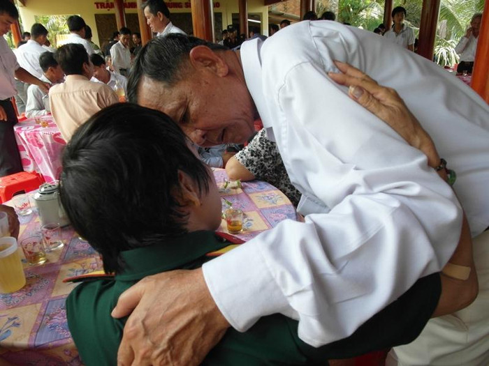 Và một cái ôm thắm tình đồng chí…