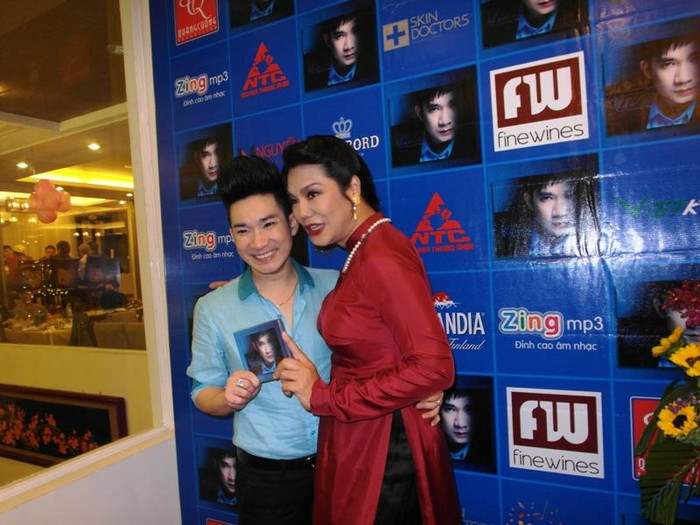 Sinh nhật và buổi ra mắt album của Quang Hà trùng với giờ đám cưới của Thuý Vinh nên có nhiều nghệ sĩ không thể tham dự được. Người đẹp chuyển giới Cindy Thái Tài chỉ đến chụp ảnh với Quang Hà, xong là vội vã đi dự đám cưới ngay. (ảnh đám cưới Thúy Vinh) Sinh nhật và buổi ra mắt album của Quang Hà trùng với giờ đám cưới của Thuý Vinh nên có nhiều nghệ sĩ không thể tham dự được. Người đẹp chuyển giới Cindy Thái Tài chỉ đến chụp ảnh với Quang Hà, xong là vội vã đi dự đám cưới ngay. (ảnh đám cưới Thúy Vinh)