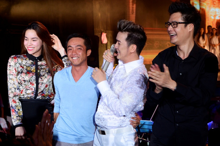 Hai vợ chồng Hà Hồ - Cường "đô la" cũng thoải mái trêu đùa lại Mr Đàm: "Khán giả thương anh quá! Anh Đàm hôm nay thật đáng yêu".