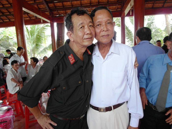 Cái áp má thắm tình đồng đội của vị tướng và người đồng đội cũ.