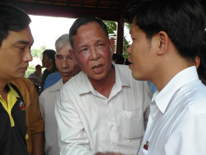 Ông đi hỏi thăm từng người quen…