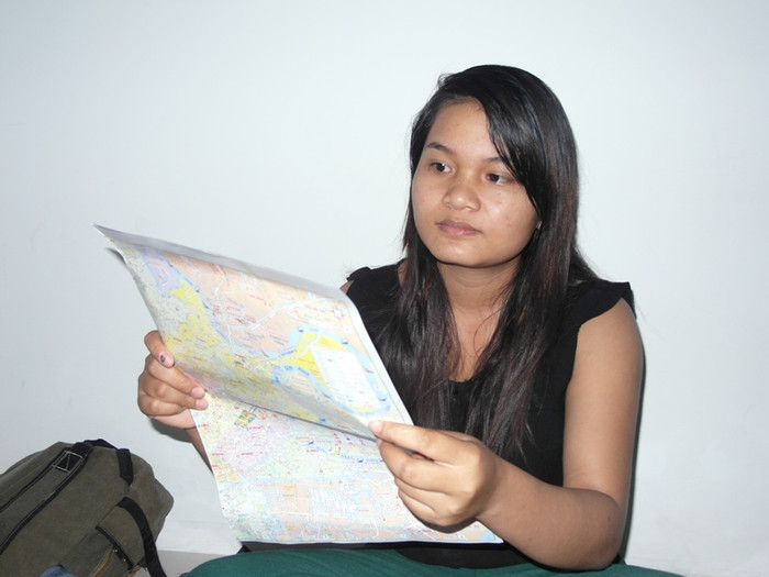 Zơ Râm Điều đang xem bản đồ TP.HCM, dò đường tìm điểm thi vào ĐH An ninh Nhân dân. - Ảnh: Dương Cầm Zơ Râm Điều đang xem bản đồ TP.HCM, dò đường tìm điểm thi vào ĐH An ninh Nhân dân. - Ảnh: Dương Cầm