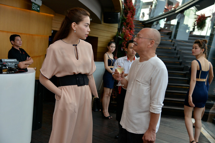 Hà Hồ lại tiếp tục trao đổi với một vị khách khác. Hà Hồ lại tiếp tục trao đổi với một vị khách khác.