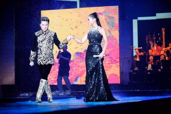 Sân khấu chuyển cảnh liên tục, khán giả choáng ngợp với muôn ánh màu của các tia laser. Mưa đã bắt đầu rơi trên sân khấu. Thu Minh bước ra, song ca cùng Đàm ca khúc Ngăn cách.