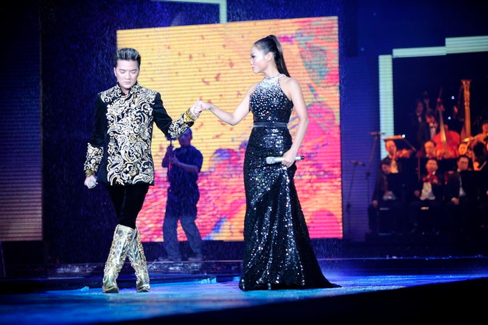 Sân khấu chuyển cảnh liên tục, khán giả choáng ngợp với muôn ánh màu của các tia laser. Mưa đã bắt đầu rơi trên sân khấu. Thu Minh bước ra, song ca cùng Đàm ca khúc Ngăn cách. Sân khấu chuyển cảnh liên tục, khán giả choáng ngợp với muôn ánh màu của các tia laser. Mưa đã bắt đầu rơi trên sân khấu. Thu Minh bước ra, song ca cùng Đàm ca khúc Ngăn cách.