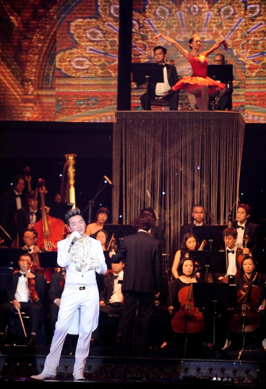 Phong cách cổ điển của Mr Đàm theo phong cách âm nhạc hàn lâm được nhấn mạnh khi anh thể hiện ca khúc Biển nỗi nhớ và em. Phong cách cổ điển của Mr Đàm theo phong cách âm nhạc hàn lâm được nhấn mạnh khi anh thể hiện ca khúc Biển nỗi nhớ và em.