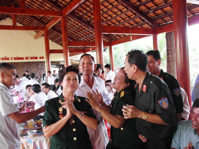 Gương mặt vị tướng lộ sự xúc động và hạnh phúc…