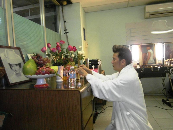 Cắm 3 nén hương lên bàn thờ, Mr Đàm vội vàng đi ra khỏi phòng…