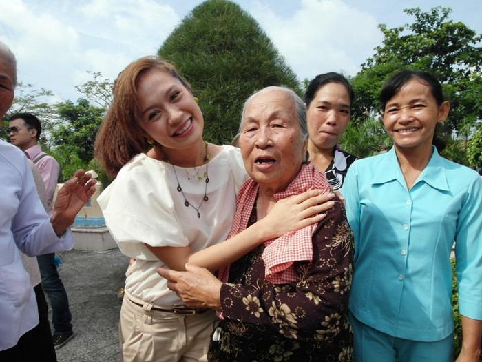 Cô hỏi thăm sức khoẻ một má... Cô hỏi thăm sức khoẻ một má...