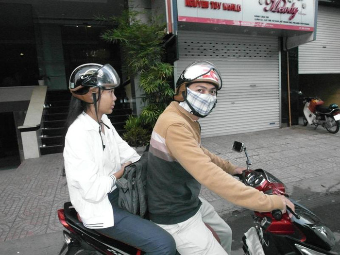 Thí sinh Hồ Thanh Phương ngồi sau xe của người anh trai, rời khách sạn, lên đường ứng thí khi thành phố còn vắng lặng. Ảnh chụp trên đường Hai Bà Trưng, Q1. Xem đáp án môn Vật lí - Xem đáp án môn Toán - Xem đáp án môn Hóa