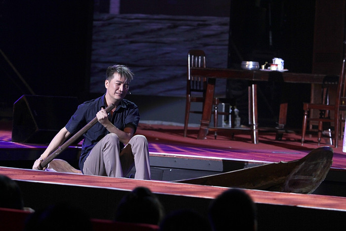 Và một dòng sông giữa... thủ đô. Và một dòng sông giữa... thủ đô.