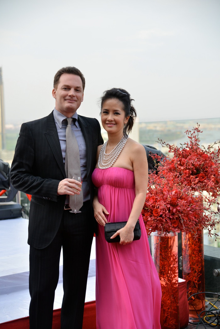 Cuộc hôn nhân của Hồng Nhung và Đoan Trang khá tương đồng vì cả hai cô ca sĩ này đều lấy chồng ngoại. Cuộc hôn nhân của Hồng Nhung và Đoan Trang khá tương đồng vì cả hai cô ca sĩ này đều lấy chồng ngoại.