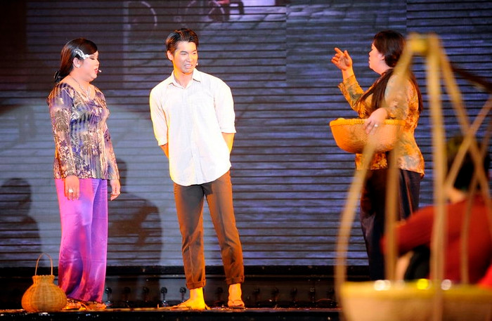 Một chút tiếng cười trong phần 2 qua hoạt cảnh ngắn do Trương Nam Thành, Minh Tuyền, Gia Bảo thể hiện. Hai cô gái xấu xí, mập mạp cùng đem lòng yêu một chàng trai quê…Cuối cùng anh chàng này không yêu cô nào cả. Một chút tiếng cười trong phần 2 qua hoạt cảnh ngắn do Trương Nam Thành, Minh Tuyền, Gia Bảo thể hiện. Hai cô gái xấu xí, mập mạp cùng đem lòng yêu một chàng trai quê…Cuối cùng anh chàng này không yêu cô nào cả.