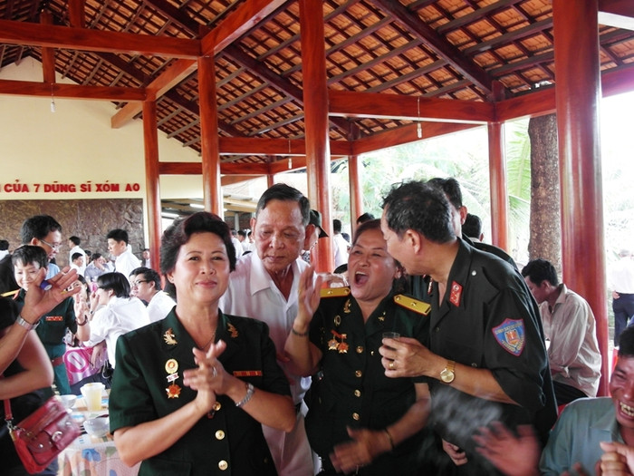 Những màu xanh áo lính, thuộc thế hệ đàn em của ông, đang phấn khích hát cho ông nghe bài Trường Sơn Đông, Trường Sơn Tây.