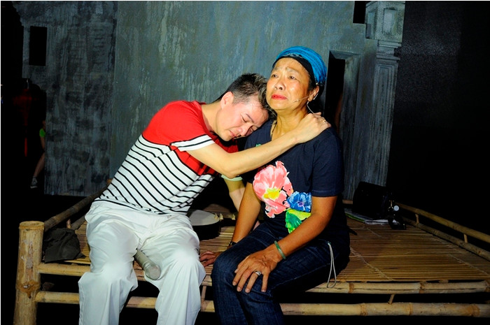 Rồi chạy vào nhà, khóc oà cùng mẹ. Rồi chạy vào nhà, khóc oà cùng mẹ.