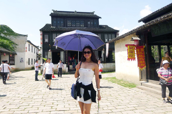 Hoàng My rất thích thú với kiến trúc cổ kính của những ngôi chùa ở Thượng Hải.