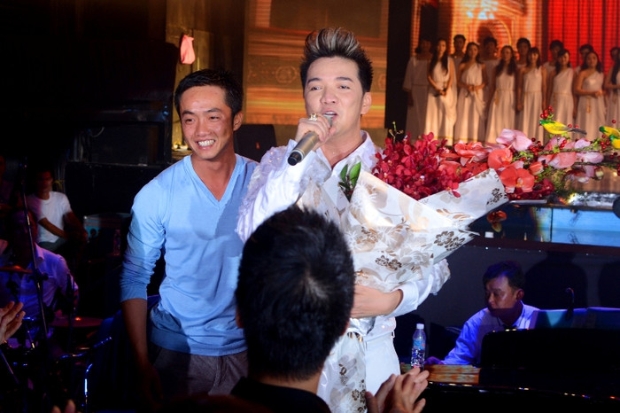 Mr Đàm và vợ chồng Hà Hồ là mối quan hệ anh em, bạn bè khá thân thiết. Trong tất cả các sự kiện của Đàm, hai vợ chồng này đều có tham dự.