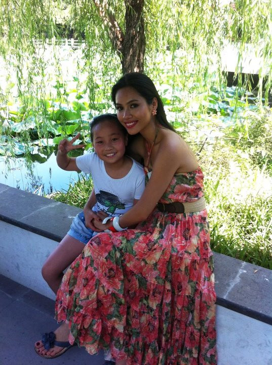 Hoàng My ôm một cô bé Trung Quốc vào lòng... Hoàng My ôm một cô bé Trung Quốc vào lòng...