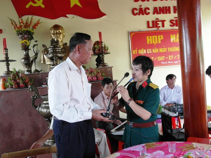 Thật bất ngờ, vị tướng lừng lẫy một thời đã “tranh” với phần cầm micro với anh chiến sĩ, hỗ trợ phần biểu diễn cho cô văn công.