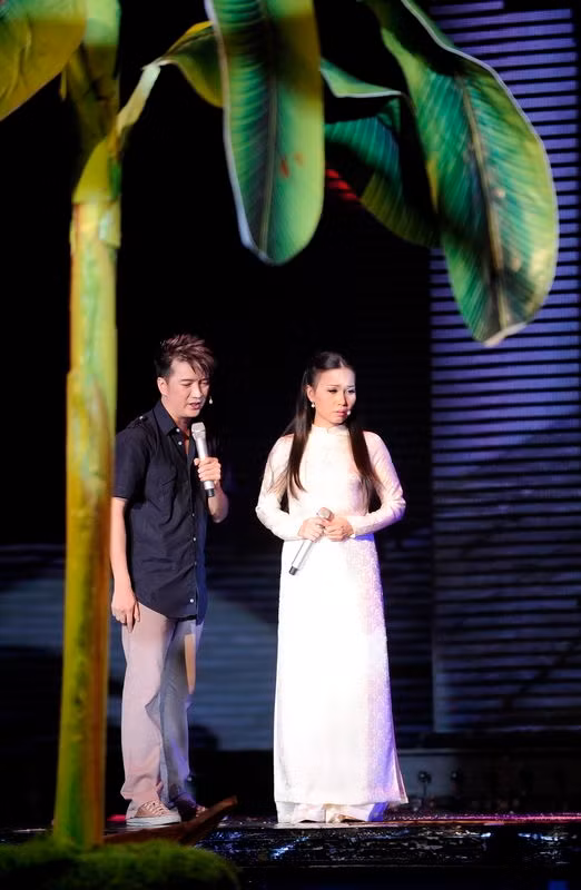 Tiết mục “Anh thợ cắt tóc con nhà nông đua đòi làm ca sĩ” của Mr Đàm đã làm khán giả rơi nước mắt. Anh bị người yêu chối bỏ vì phải làm tròn chữ hiếu, không thể cãi lời mẹ để lấy chồng giàu.