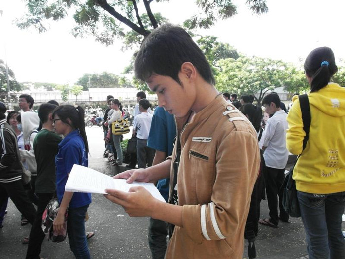 Thí sinh Nguyễn Hữu Tâm: “Đề Hoá năm nay dễ hơn năm ngoái. Đề có nhiều lý thuyết, giúp cho thí sinh kiếm điểm. Chắc em làm bài được 6 điểm”. Xem đáp án môn Vật lí - Xem đáp án môn Toán - Xem đáp án môn Hóa - Xem đáp án môn Ngoại ngữ Khối A1 Thí sinh Nguyễn Hữu Tâm: “Đề Hoá năm nay dễ hơn năm ngoái. Đề có nhiều lý thuyết, giúp cho thí sinh kiếm điểm. Chắc em làm bài được 6 điểm”. Xem đáp án môn Vật lí - Xem đáp án môn Toán - Xem đáp án môn Hóa - Xem đáp án môn Ngoại ngữ Khối A1