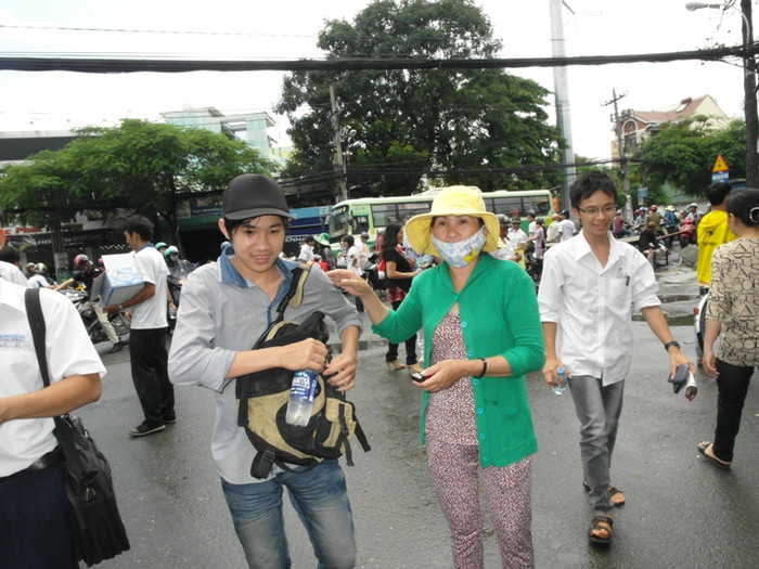 Người mẹ vỗ vai, động viên con trai trước khi chia tay. Xem đáp án ĐH Khối A, môn Vật lí - Xem đáp án ĐH Khối A, môn Toán - Xem đáp án DH Khối A, môn Hóa Người mẹ vỗ vai, động viên con trai trước khi chia tay. Xem đáp án ĐH Khối A, môn Vật lí - Xem đáp án ĐH Khối A, môn Toán - Xem đáp án DH Khối A, môn Hóa