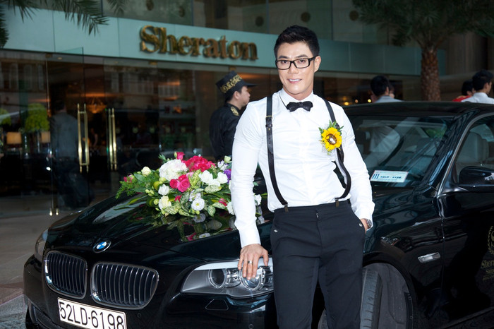 Andrew Poh, chồng của Thuý Vinh là một doanh nhân, đồng thời cũng là một kiến trúc sư người Singapore. Anh tỏ vẻ khá hồi hộp trước giờ "rước" Thuý Vinh về "dinh". Andrew Poh, chồng của Thuý Vinh là một doanh nhân, đồng thời cũng là một kiến trúc sư người Singapore. Anh tỏ vẻ khá hồi hộp trước giờ "rước" Thuý Vinh về "dinh".