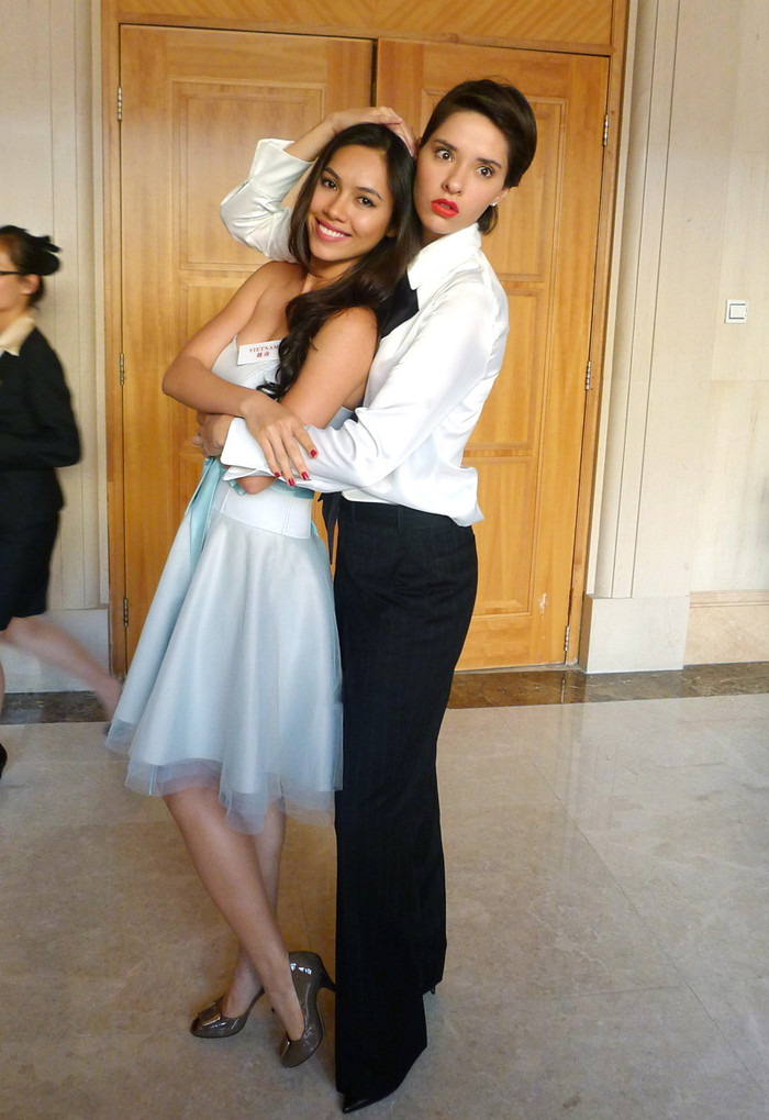 Trong những ngày qua, Hoàng My chiếm được sự thiện cảm của nhiều đại diện nhan sắc nước khác. Trong những ngày qua, Hoàng My chiếm được sự thiện cảm của nhiều đại diện nhan sắc nước khác.