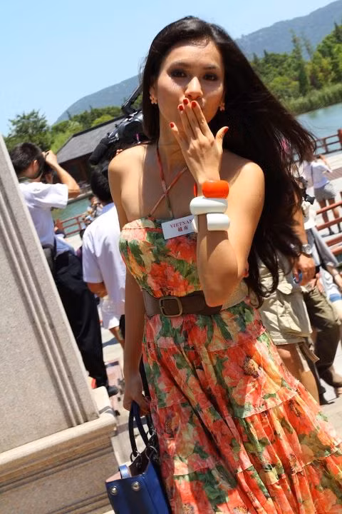 Cử chỉ thân thiện của Hoàng My với người dân sống quanh khu vực Hồ Sanghu và vườn Zhao trước giờ chia tay. Cử chỉ thân thiện của Hoàng My với người dân sống quanh khu vực Hồ Sanghu và vườn Zhao trước giờ chia tay.