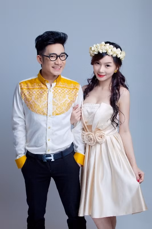 Sinh năm 82, năm nay đã 30 tuổi nhưng chàng ca sĩ gốc Hà Nội, được giới trẻ yêu mến với các ca khúc Ngỡ, Định mệnh, Phụ tình…. Bỗng dưng …hồi teen bện cạnh một cô gái trẻ.