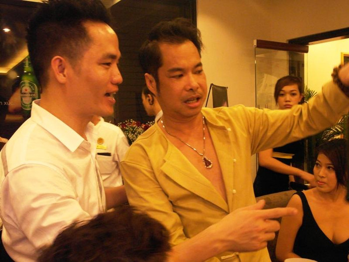 Ông vua nhạc sến Việt Nam, ca sĩ Ngọc Sơn, đến buổi tiệc khá muộn… Ông vua nhạc sến Việt Nam, ca sĩ Ngọc Sơn, đến buổi tiệc khá muộn…