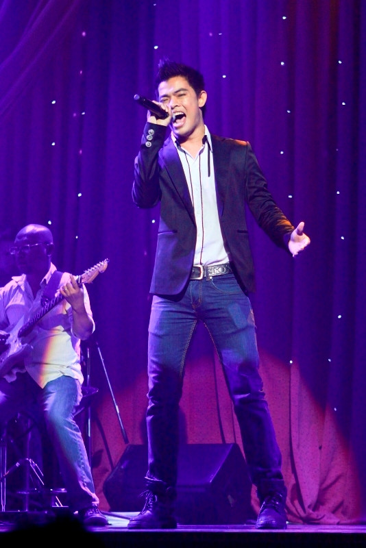 Trong liveshow của Cao Mỹ Kim còn có mặt của Bùi Caron, thí sinh “phe Hà Hồ” trong gameshow Tiếng hát Việt. Trong liveshow của Cao Mỹ Kim còn có mặt của Bùi Caron, thí sinh “phe Hà Hồ” trong gameshow Tiếng hát Việt.