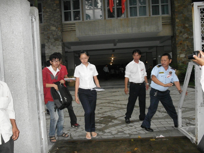 Thí sinh đầu tiên bước ra, gương mặt căng thẳng, không nở nụ cười. Nhiều tiếng xì xào vang lên: “Chết rồi, chắc đề thi Lí khó quá, tụi nhỏ không cười gì hết trơn”. Xem đáp án môn Vật lí - Xem đáp án môn Toán