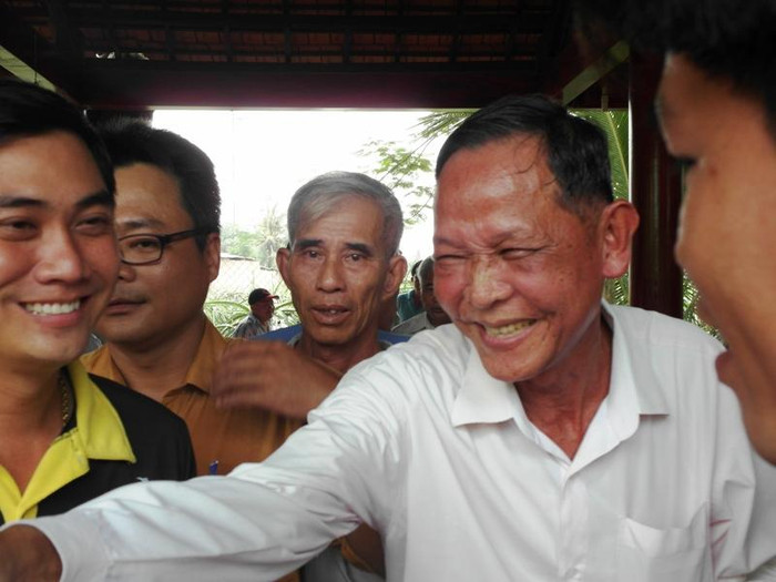 Nụ cười rộng mở, đôi mắt nhiều vết chân chim…