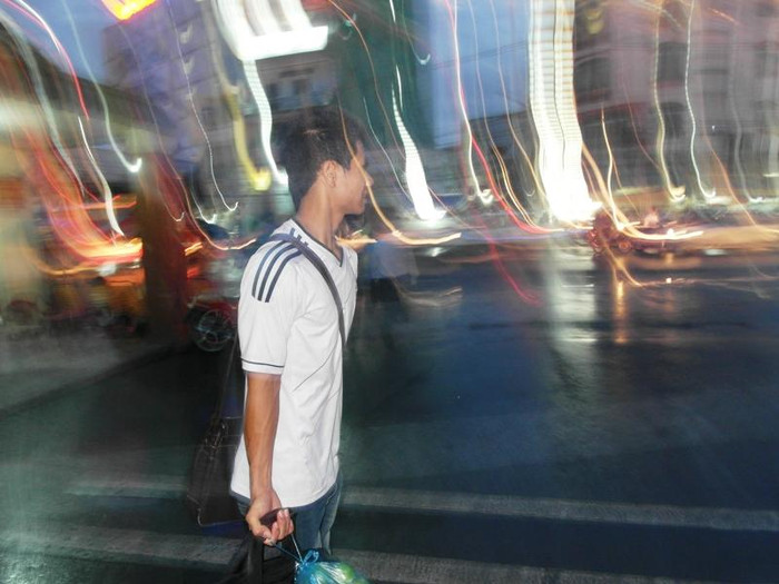 Một thí sinh nam đang đứng đợi người thân trước cổng bến xe Miền Đông, trong buổi tối rực ánh đèn. Xem đáp án môn Vật lí - Xem đáp án môn Toán - Xem đáp án môn Hóa - Xem đáp án môn Ngoại ngữ Khối A1