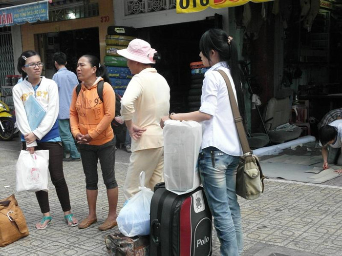 Các bà mẹ hỏi thăm nhau về chuyện thi cử của con cái trước khi chia tay… Xem đáp án môn Vật lí - Xem đáp án môn Toán - Xem đáp án môn Hóa - Xem đáp án môn Ngoại ngữ Khối A1