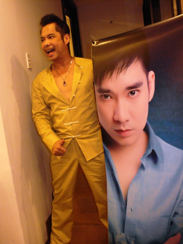 Ngọc Sơn nói một câu, khiến phóng viên muốn... té ngửa: “Cố gắng chụp một tấm ảnh để đời lưu danh anh ba à nhe!”. Ngọc Sơn nói một câu, khiến phóng viên muốn... té ngửa: “Cố gắng chụp một tấm ảnh để đời lưu danh anh ba à nhe!”.