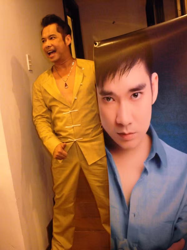 Ngọc Sơn nói một câu, khiến phóng viên muốn... té ngửa: “Cố gắng chụp một tấm ảnh để đời lưu danh anh ba à nhe!”.