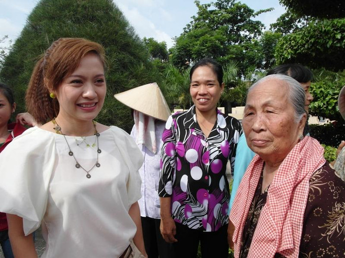 Thanh Thuý cười tươi trước tình cảm của mọi người dành cho mình. Thanh Thuý cười tươi trước tình cảm của mọi người dành cho mình.