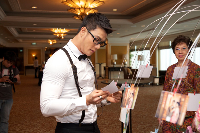 Phút hồi hộp của chú rể. Andrew Poh đã xua đi cảm giác trống vắng bằng cách xem...hình cưới của mình treo ngoài sảnh khách sạn. Phút hồi hộp của chú rể. Andrew Poh đã xua đi cảm giác trống vắng bằng cách xem...hình cưới của mình treo ngoài sảnh khách sạn.